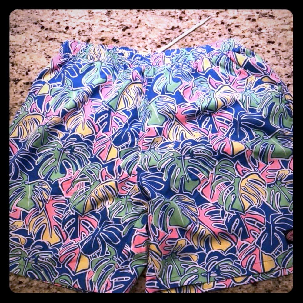 Vineyard vines swim trunks size L